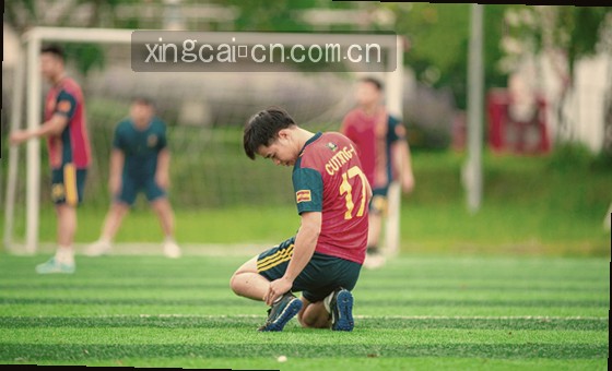 一张橙黄渐变卡片上，飘着几瓣枫叶，旁边写着“秋日好运”。